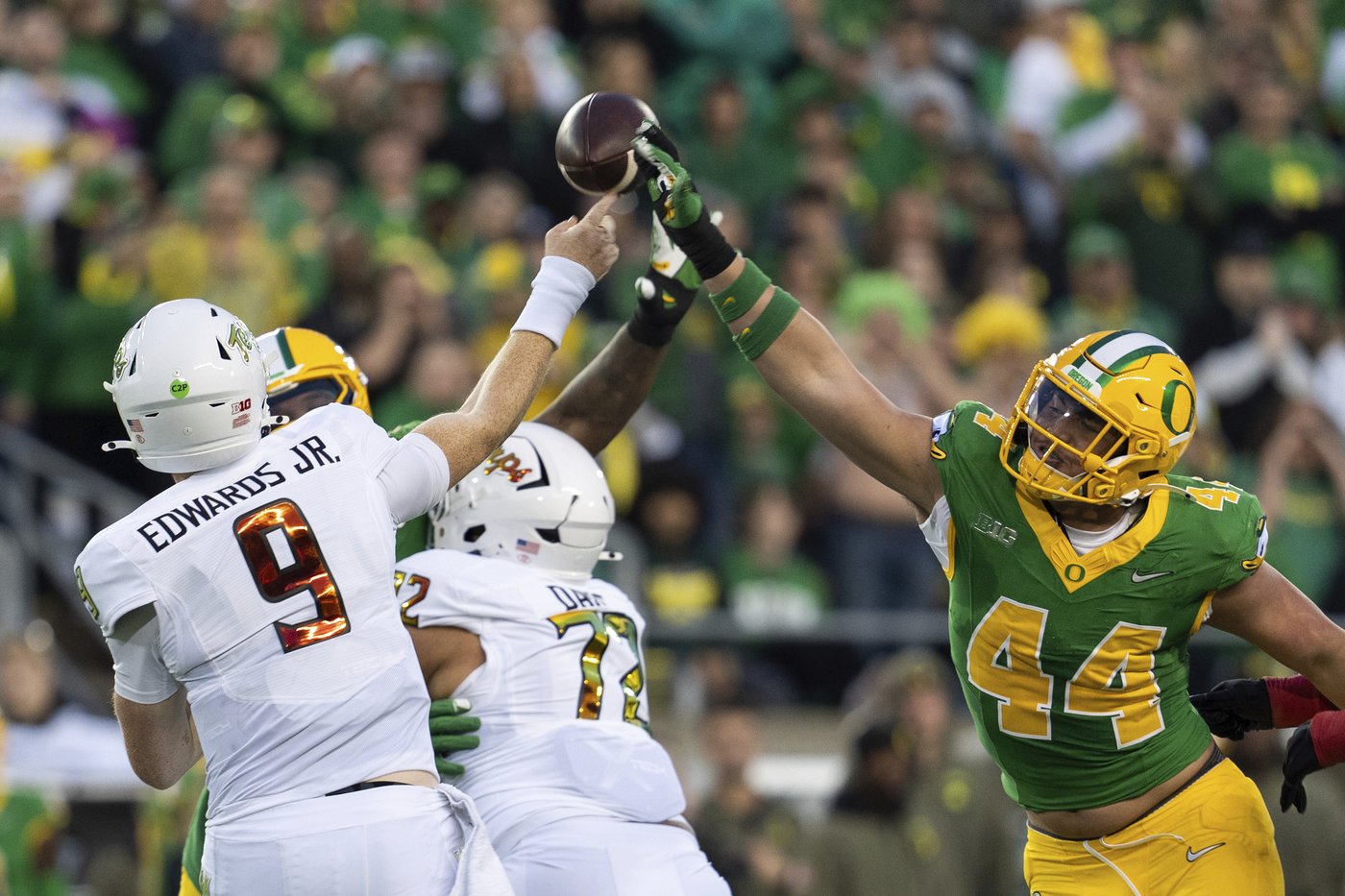 Gabriel breaks NCAA total TDs record and No. 1 Oregon downs Maryland 39-18 | iNFOnews.ca