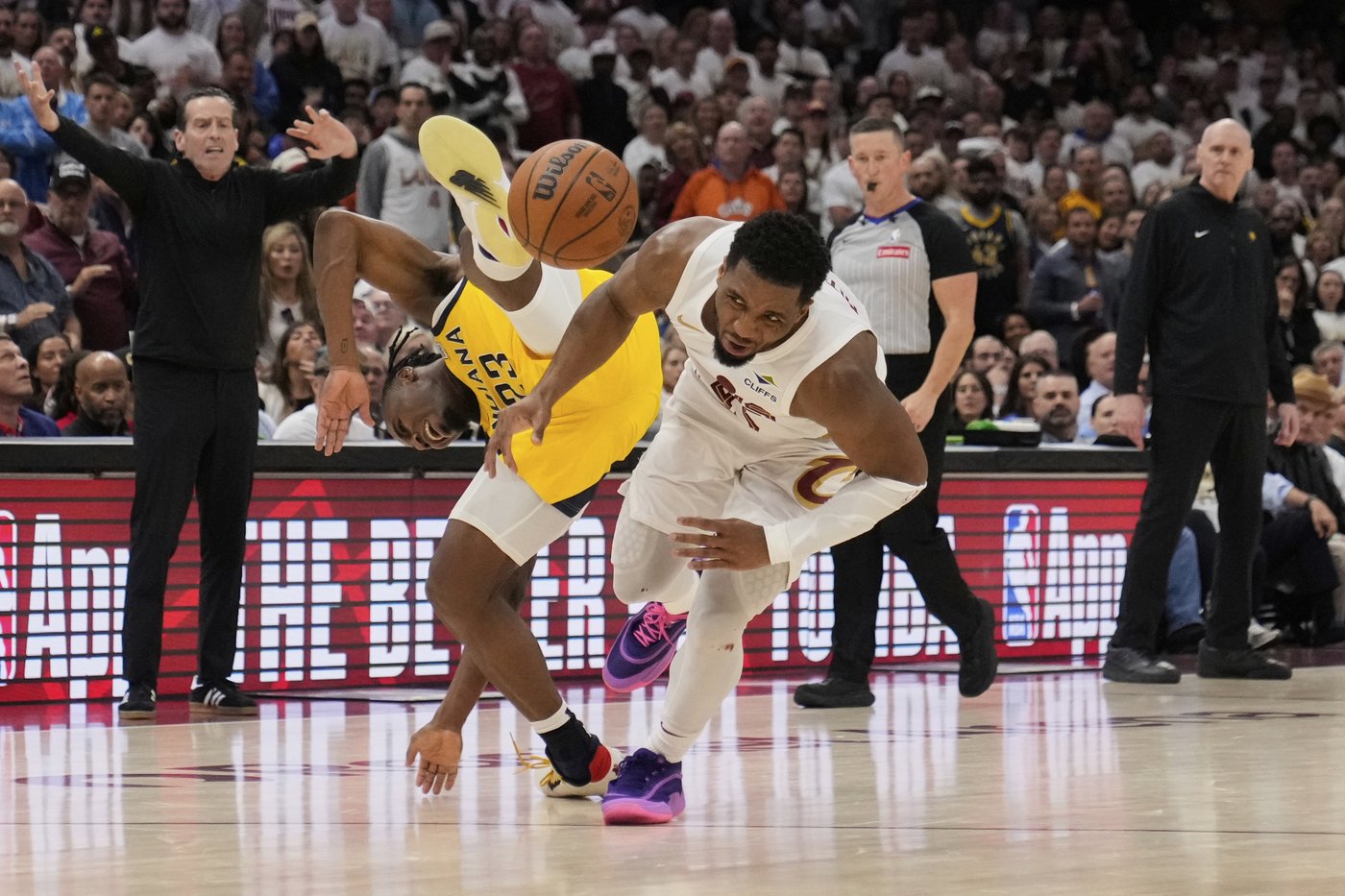 Mitchell and shorthanded Cavaliers don't have enough at the end and go down 2-0 in series to Pacers | iNFOnews.ca
