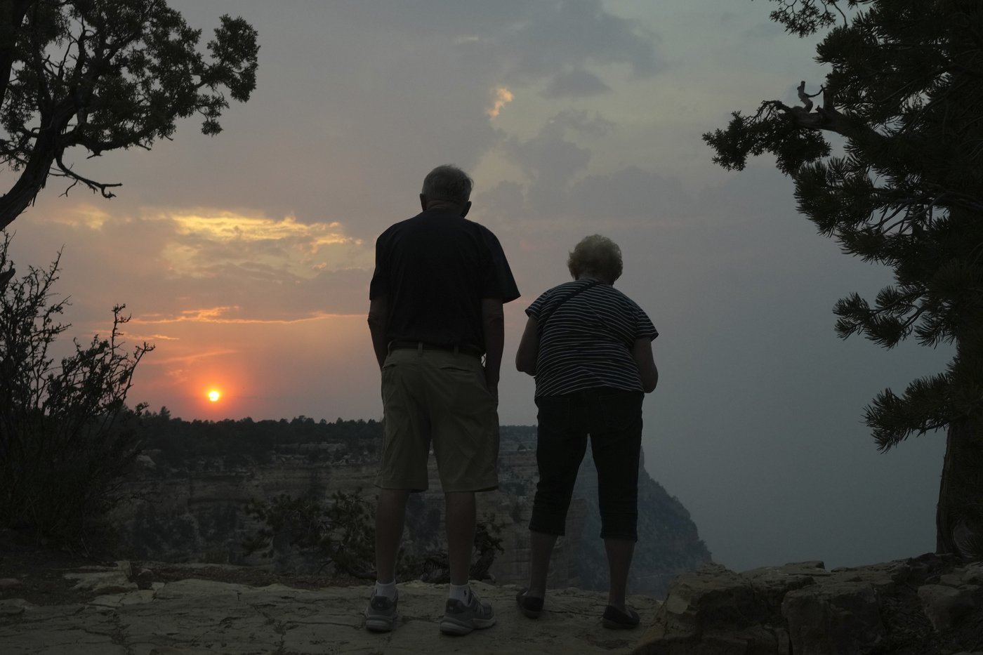 A wildfire that destroyed historic Grand Canyon Lodge spread after being allowed to burn for days | iNFOnews.ca