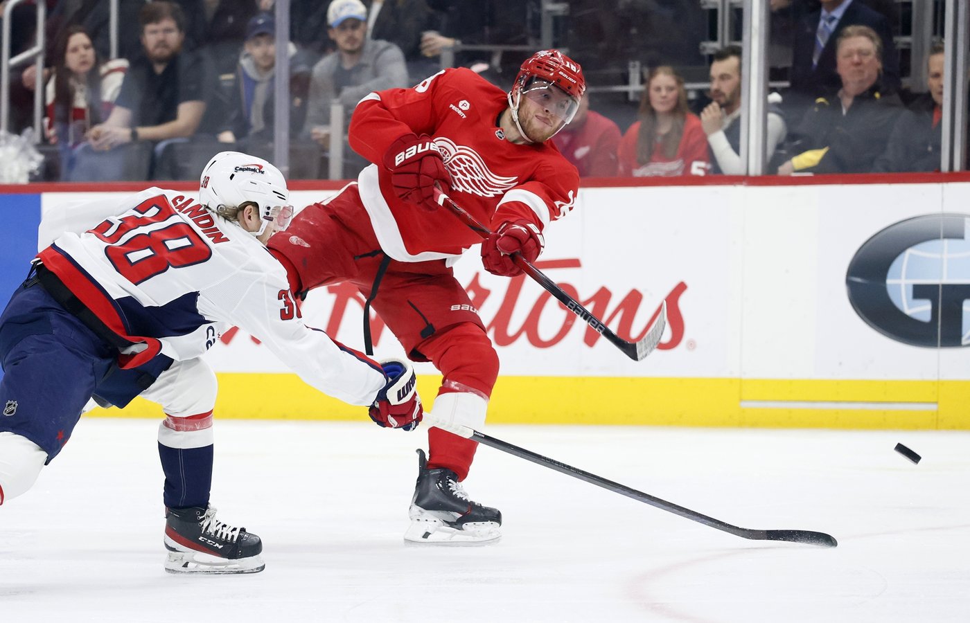 Kane reaches 1,300 points, Red Wings halt four-game slide with 4-2 win over Capitals | iNFOnews.ca
