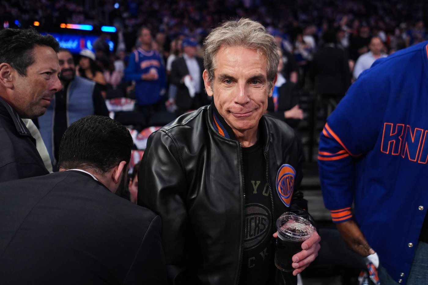 Ben Stiller welcomes a photo with Mike Brown's wife, after Knicks coach said she was afraid to ask | iNFOnews.ca
