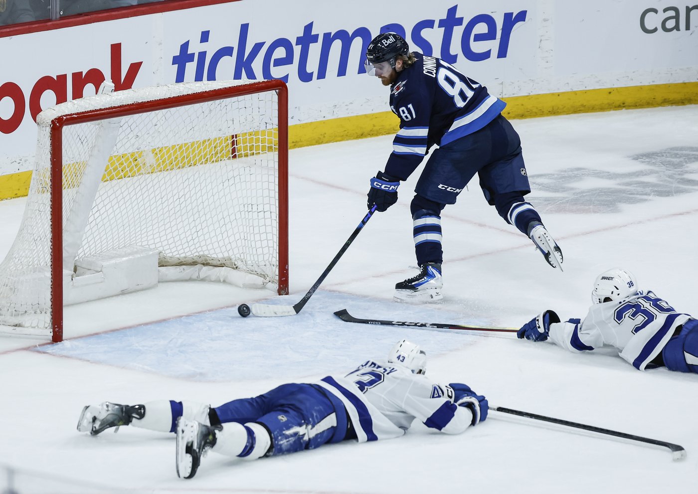 Winnipeg Jets send defencemen Schenn and Stanley to Buffalo Sabres | iNFOnews.ca