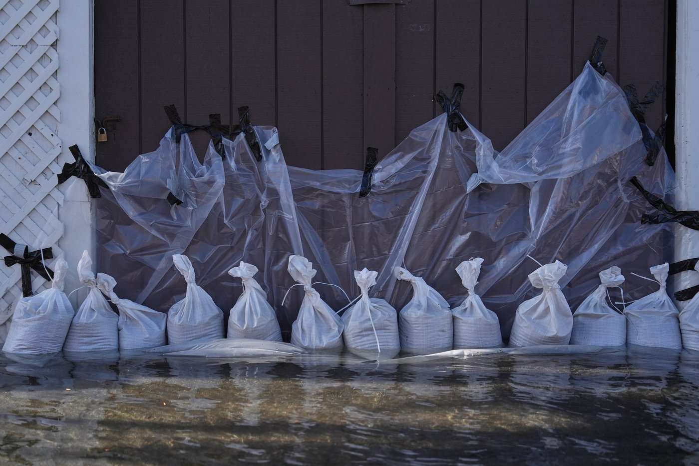 King tides inundate streets and flood homes and businesses along both US coasts | iNFOnews.ca King tides inundate streets and flood homes and businesses along both US coasts | iNFOnews.ca