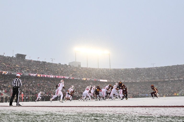 Minnesota keeps Paul Bunyan's Axe with a 17-7 win in the snow over Wisconsin | iNFOnews.ca
