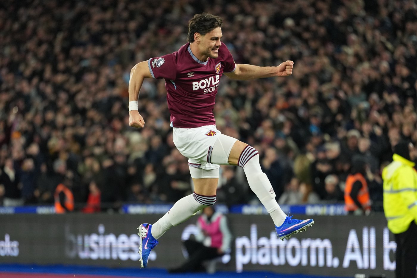 Arsenal strengthens grip on title race as Dowman becomes youngest ever Premier League scorer | iNFOnews.ca Arsenal strengthens grip on title race as Dowman becomes youngest ever Premier League scorer | iNFOnews.ca