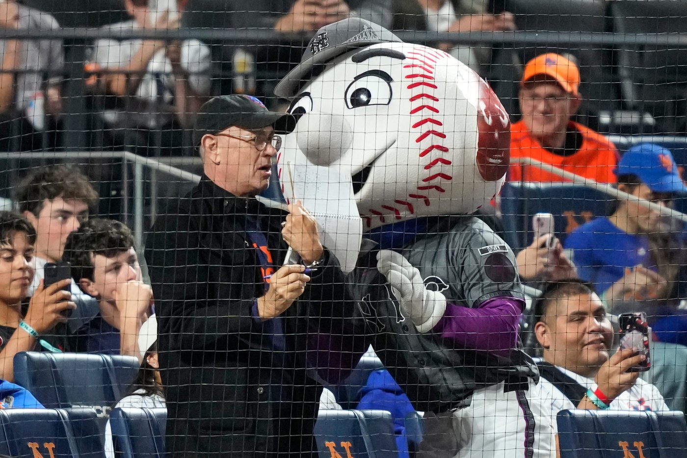 Weaver escapes bases-loaded jam against former team, Mets beat Yankees 6-3 to even Subway Series | iNFOnews.ca Weaver escapes bases-loaded jam against former team, Mets beat Yankees 6-3 to even Subway Series | iNFOnews.ca