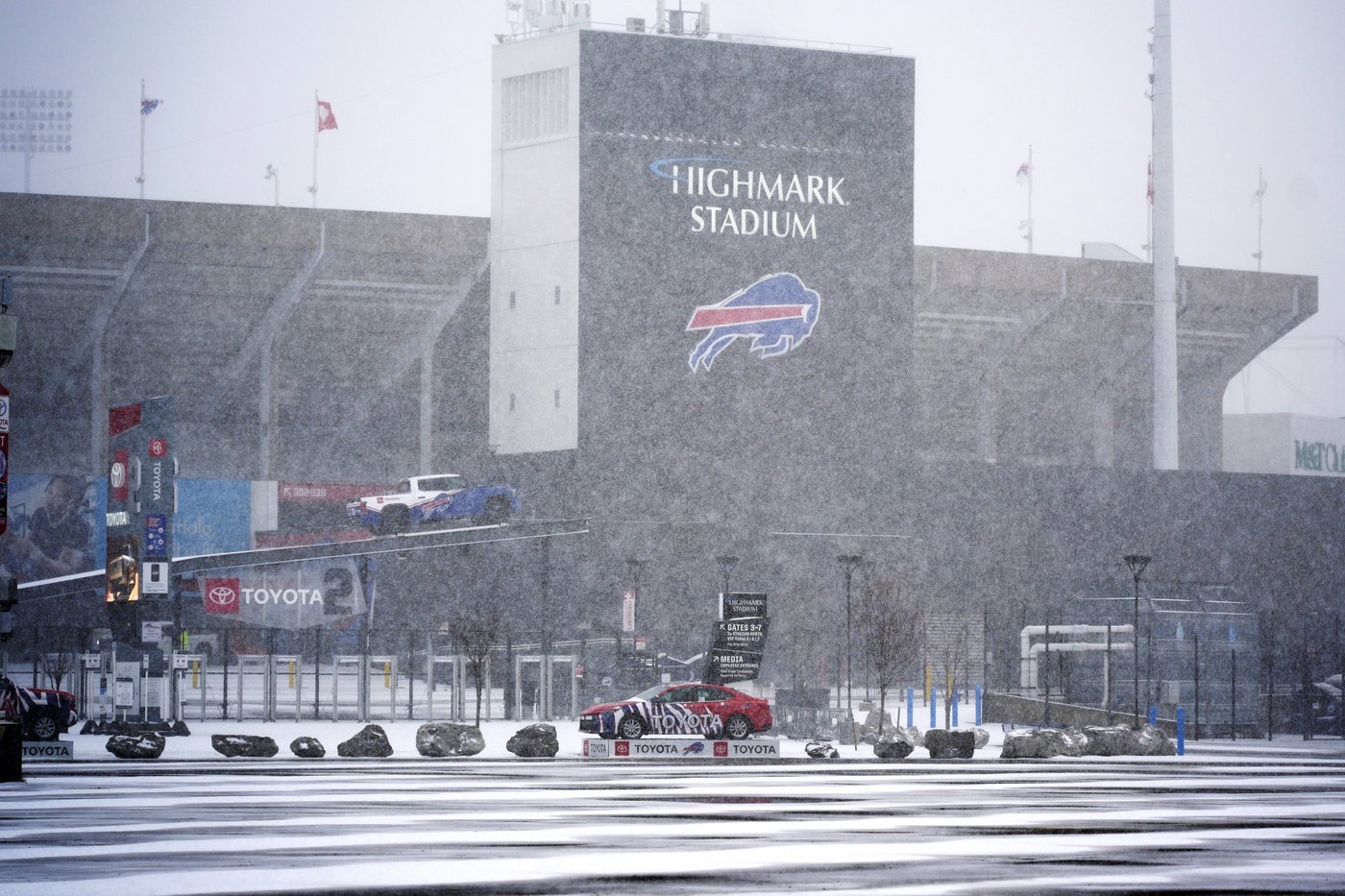 Storm blankets parts of the US during busy holiday travel weekend with more snow and cold forecast | iNFOnews.ca