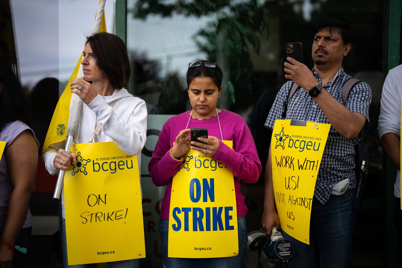 Restaurants "used as a pawn" as BCGEU strike expands to liquor stores | iNFOnews.ca