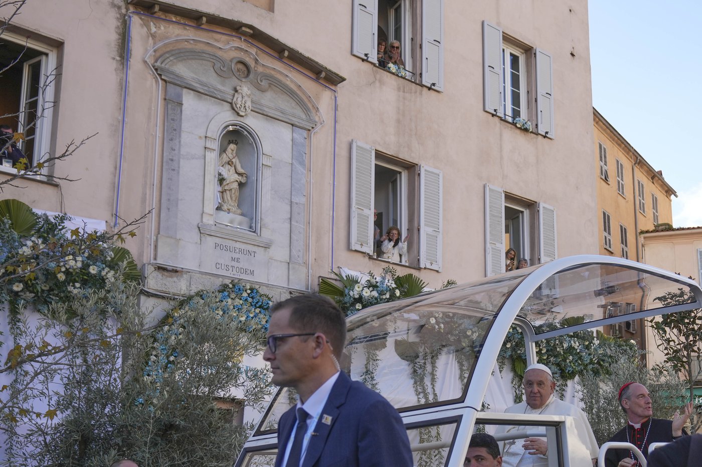 Pope Francis makes 1st papal visit to France's Corsica awash in expressions of popular piety | iNFOnews.ca