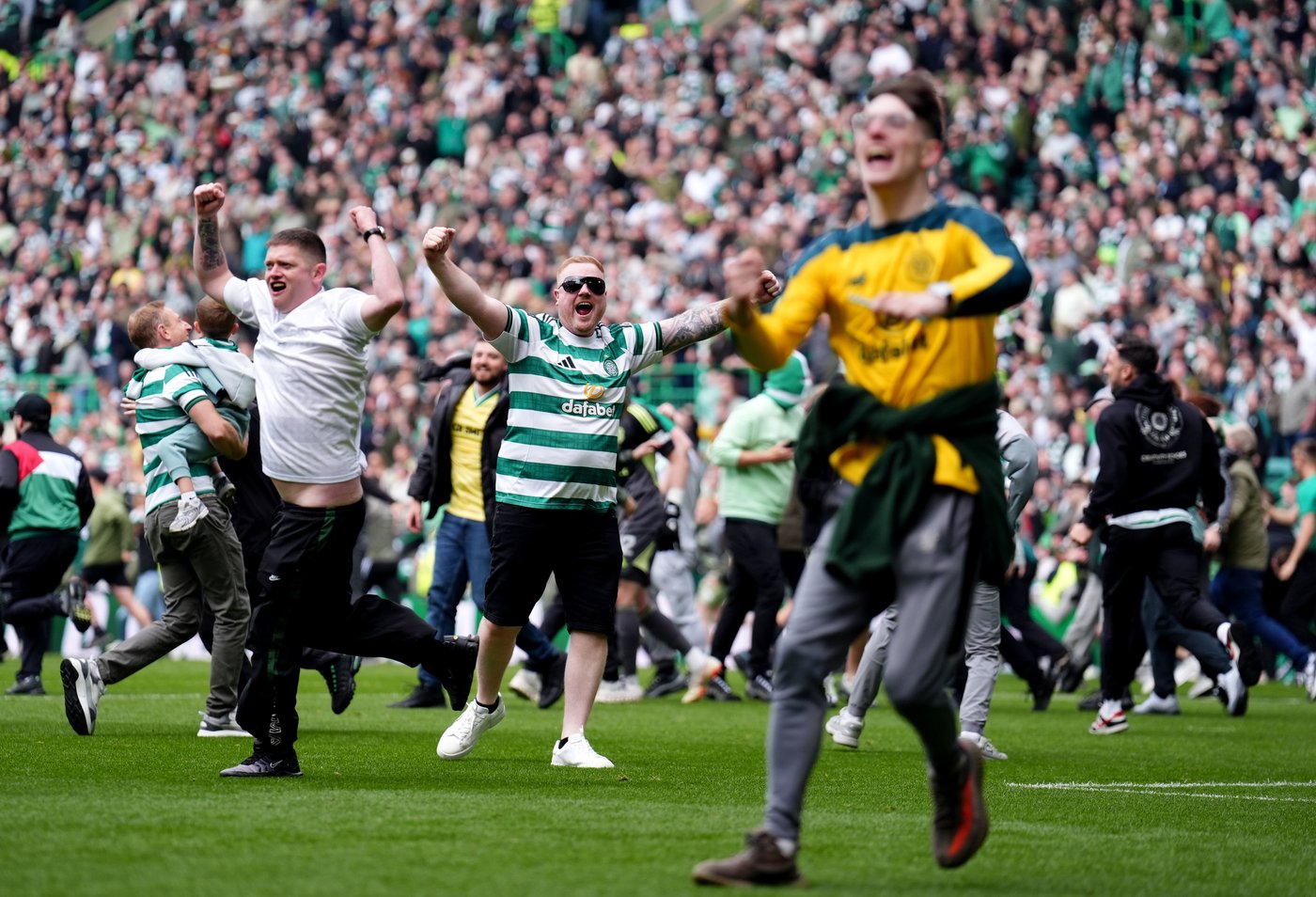 Scottish soccer chiefs 'utterly condemn' field invasion in dramatic Celtic-Hearts title decider | iNFOnews.ca