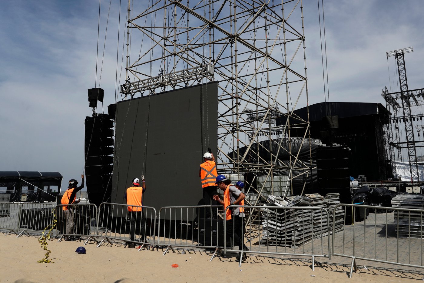 Construction of the stage for Shakira's concert in Brazil resumes after worker's death | iNFOnews.ca Construction of the stage for Shakira's concert in Brazil resumes after worker's death | iNFOnews.ca
