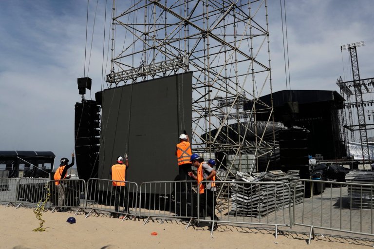 Construction of the stage for Shakira's concert in Brazil resumes after worker's death | iNFOnews.ca