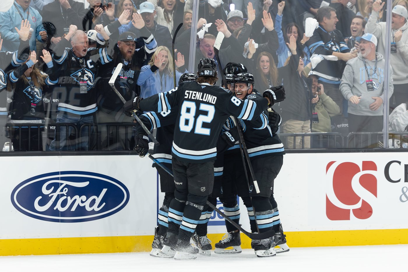Mammoth win the first NHL playoff game in Utah, beating Vegas 4-2 for 2-1 series lead | iNFOnews.ca