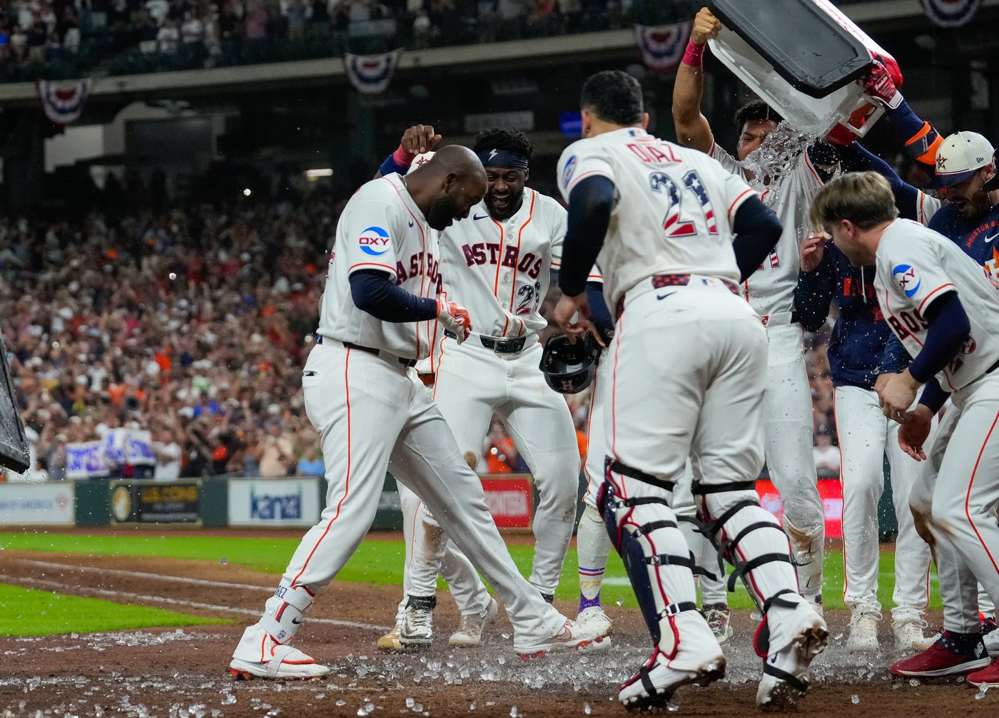 Alvarez hits 2-run homer in 9th to cap big night with Astros' 10-8 victory over Rays | iNFOnews.ca