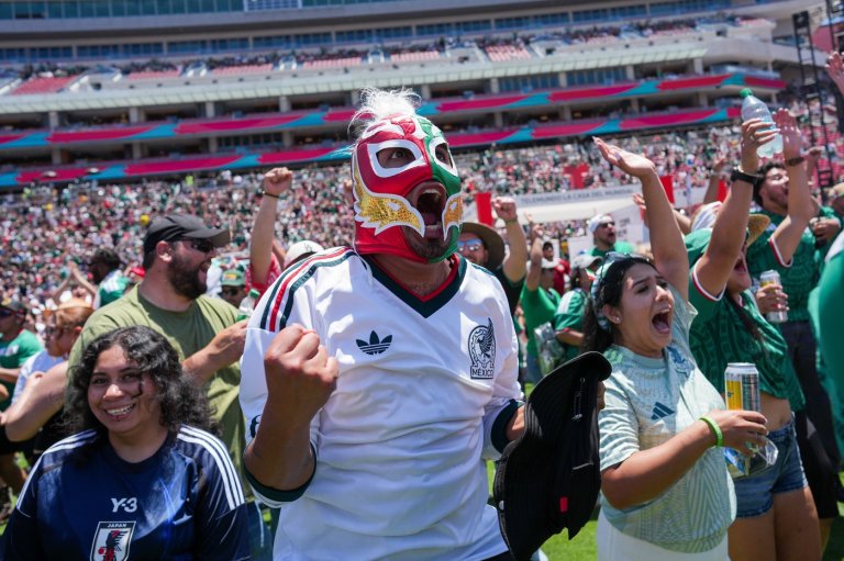 Soccer fans around the world watch the World Cup, in photos | iNFOnews.ca