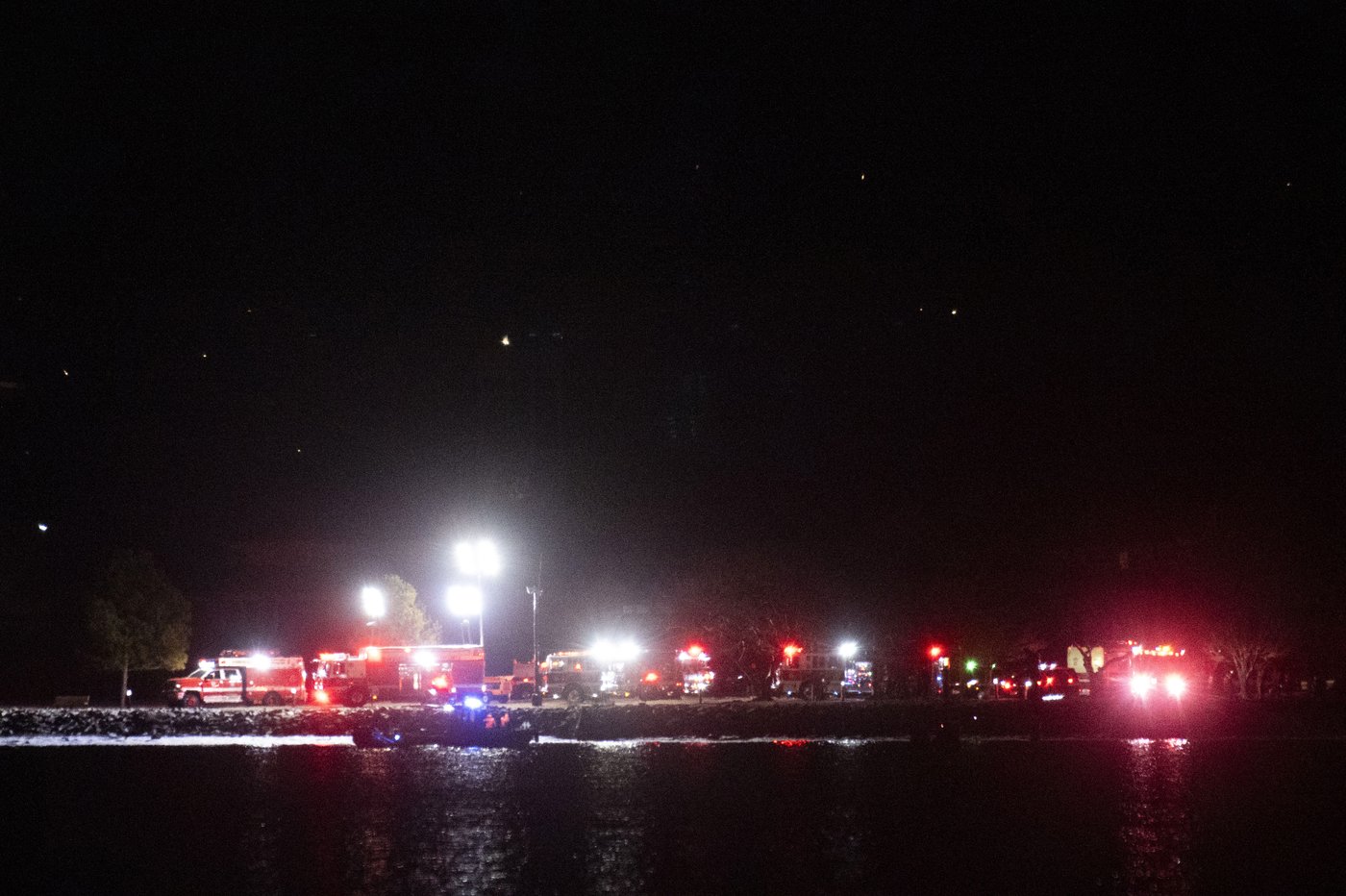 Passenger jet with 64 aboard collides with Army helicopter while landing at Reagan Airport near DC | iNFOnews.ca Passenger jet with 64 aboard collides with Army helicopter while landing at Reagan Airport near DC | iNFOnews.ca
