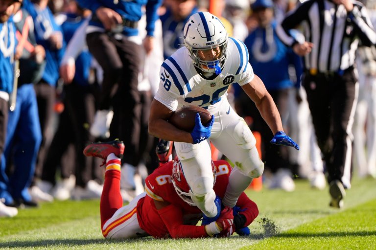 Colts go away from Taylor late, blow 11-point lead in 23-20 overtime loss to Chiefs | iNFOnews.ca