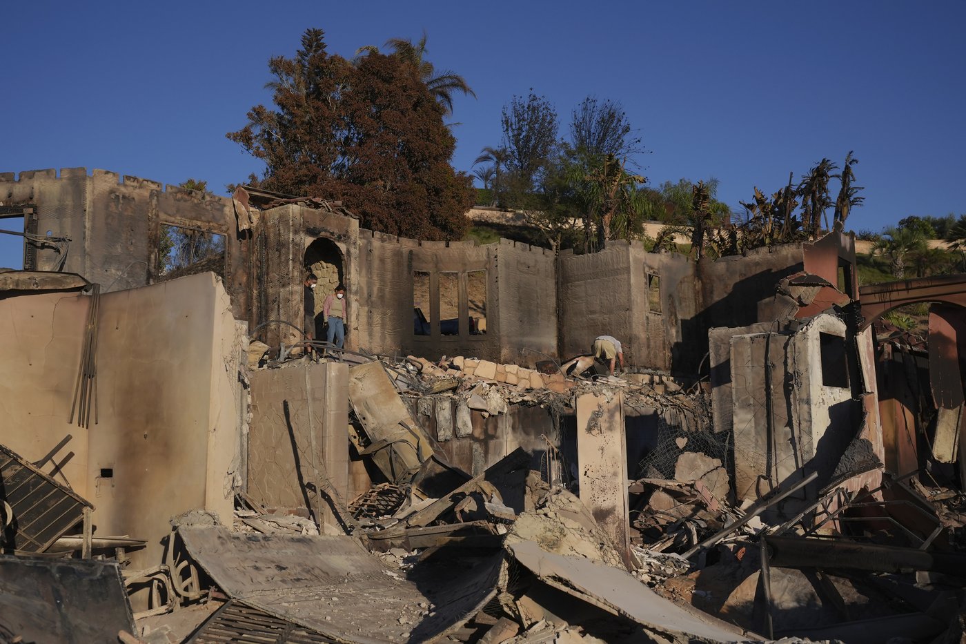 Southern California firefighters gain ground over wildfire thanks to decreased winds | iNFOnews.ca