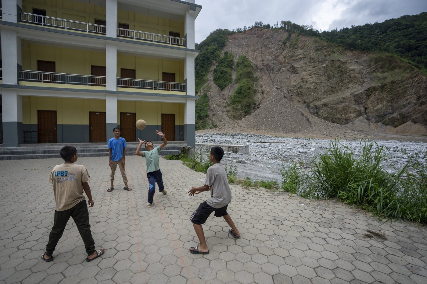 AP PHOTOS: Cascading disasters push residents of a Nepalese valley to the brink | iNFOnews.ca