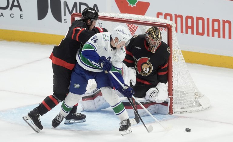 Senators snap losing skid with 2-1 win over struggling Canucks | iNFOnews.ca