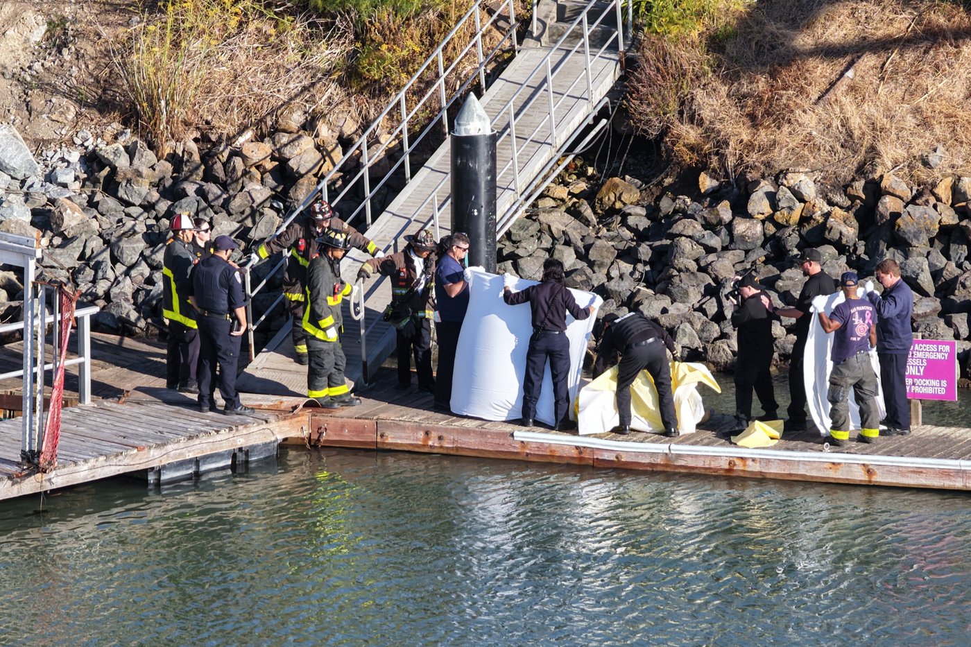 Search and rescue operation for a sunken pontoon boat near Alcatraz Island, in photos | iNFOnews.ca