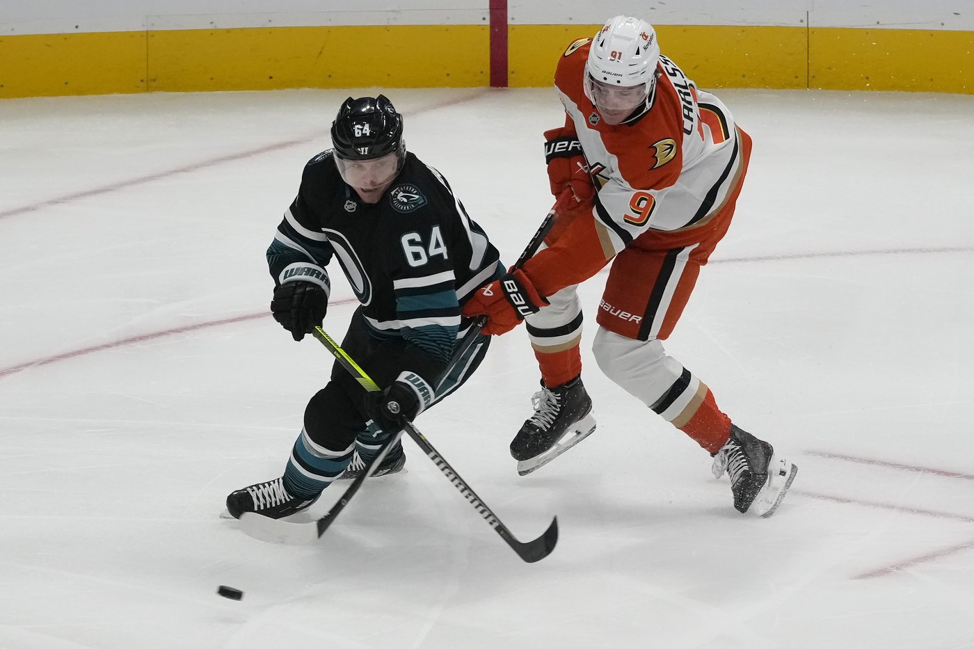 Lundestrom snaps scoreless tie in 3rd and Dostal gets shutout as Ducks blank Sharks 2-0 | iNFOnews.ca