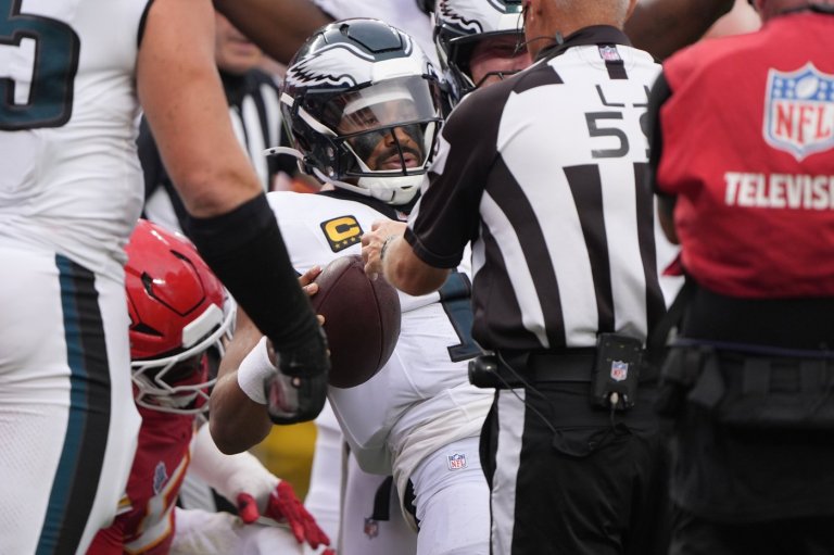 Problems officiating the tush push could be the new argument to support banning it | iNFOnews.ca
