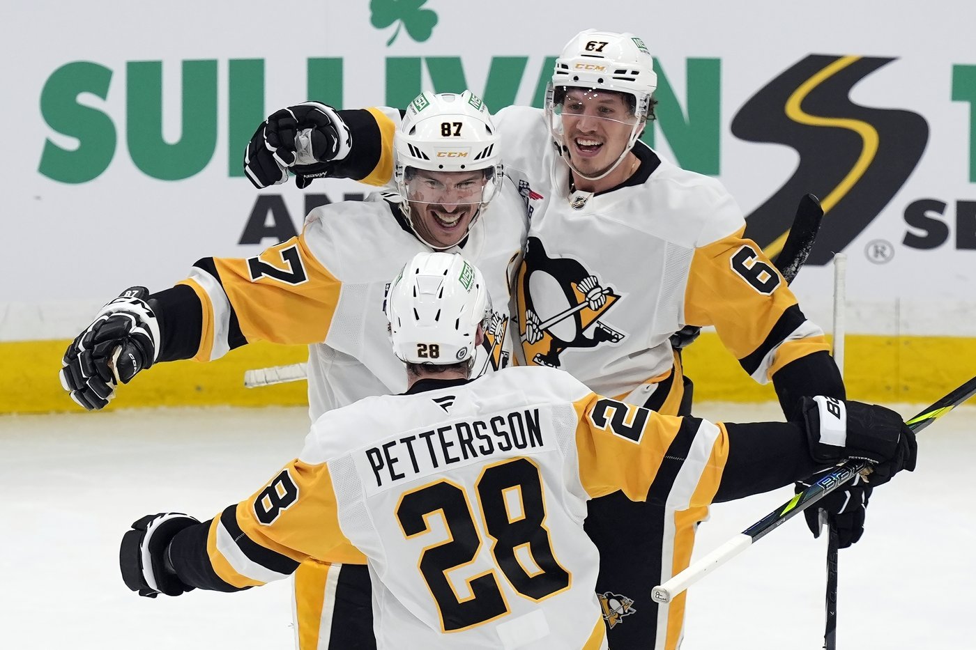 Tomasino scores 3rd period goal to give Penguins 2-1 win over Bruins | iNFOnews.ca Tomasino scores 3rd period goal to give Penguins 2-1 win over Bruins | iNFOnews.ca