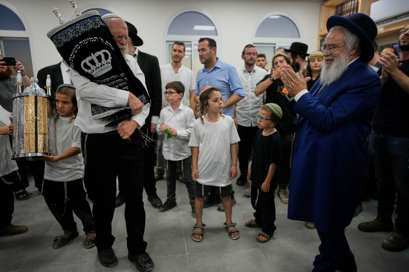 Israeli settlers, some armed, celebrate a new synagogue in the occupied West Bank, in photos | iNFOnews.ca