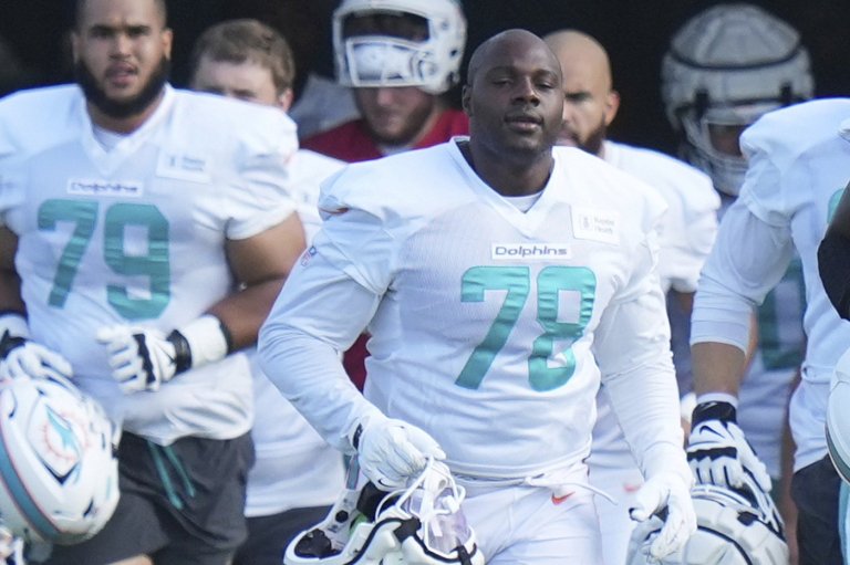 Dolphins place starting guard James Daniels on injured reserve | iNFOnews.ca