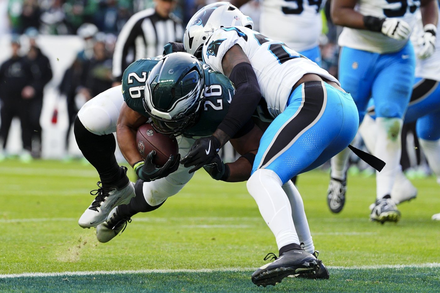 Saquon Barkley sets Eagles season rushing record and has Dickerson's NFL mark in his sights | iNFOnews.ca