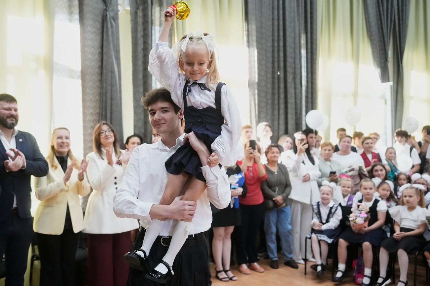 Pupils return to school in Russia and Ukraine as Kyiv students shelter from air raids, in photos | iNFOnews.ca