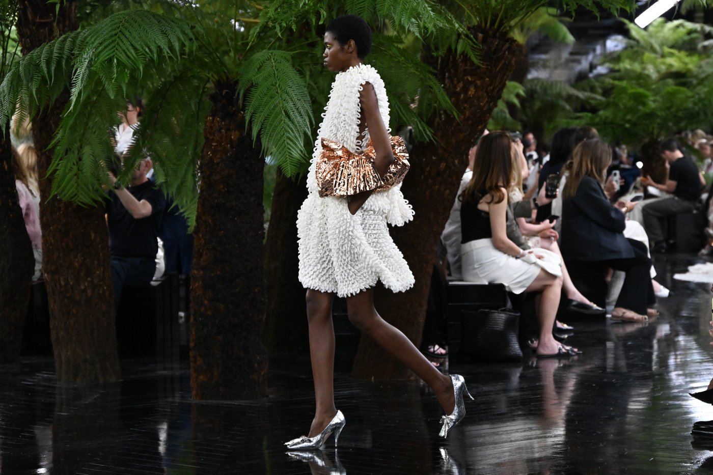 Jonathan Anderson shifts Dior buzz from Taylor Swift’s hidden wedding gown to sculptural couture | iNFOnews.ca Jonathan Anderson shifts Dior buzz from Taylor Swift’s hidden wedding gown to sculptural couture | iNFOnews.ca