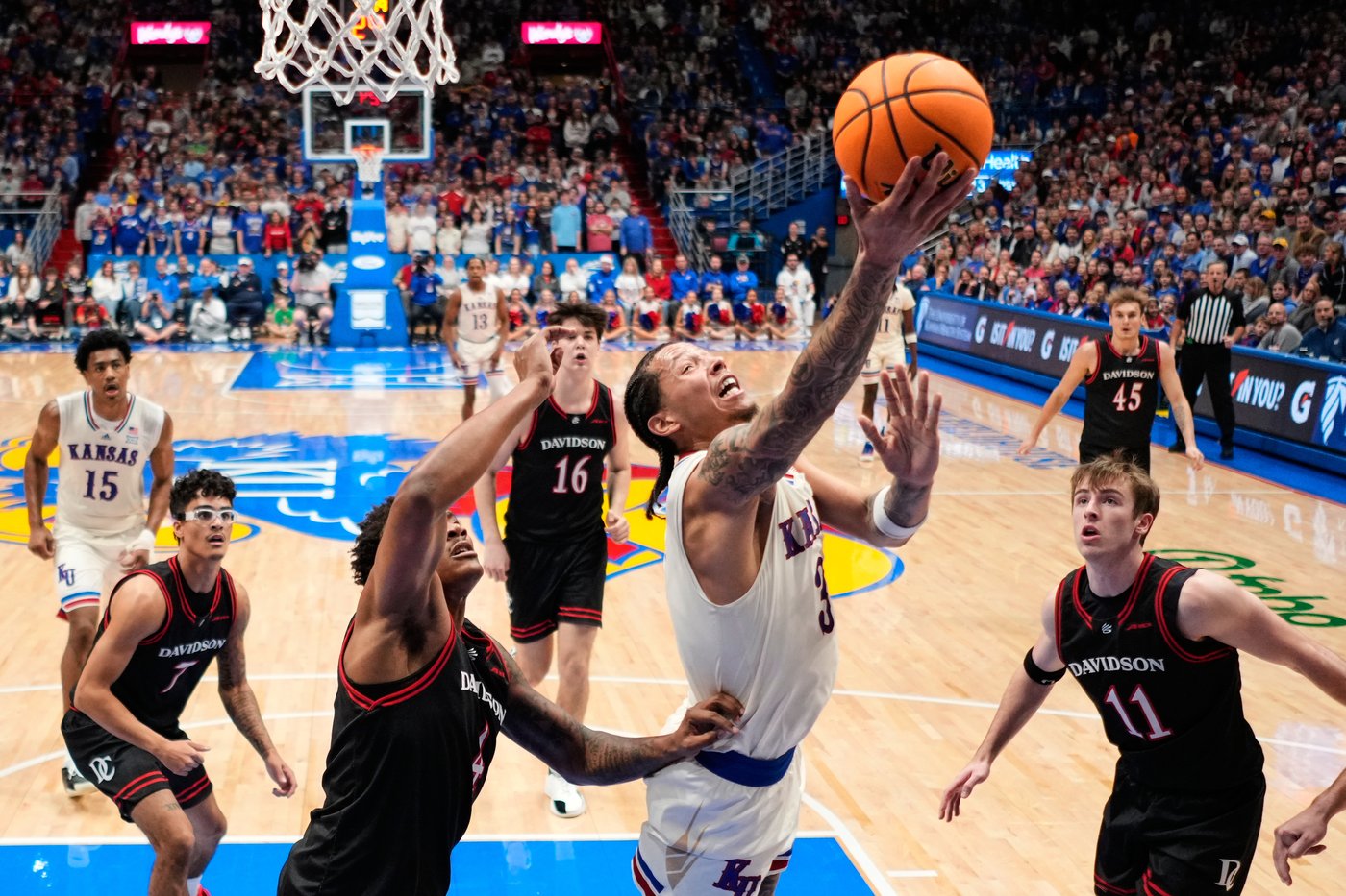No. 17 Kansas uses balanced scoring to defeat Davidson 90-61 | iNFOnews.ca No. 17 Kansas uses balanced scoring to defeat Davidson 90-61 | iNFOnews.ca