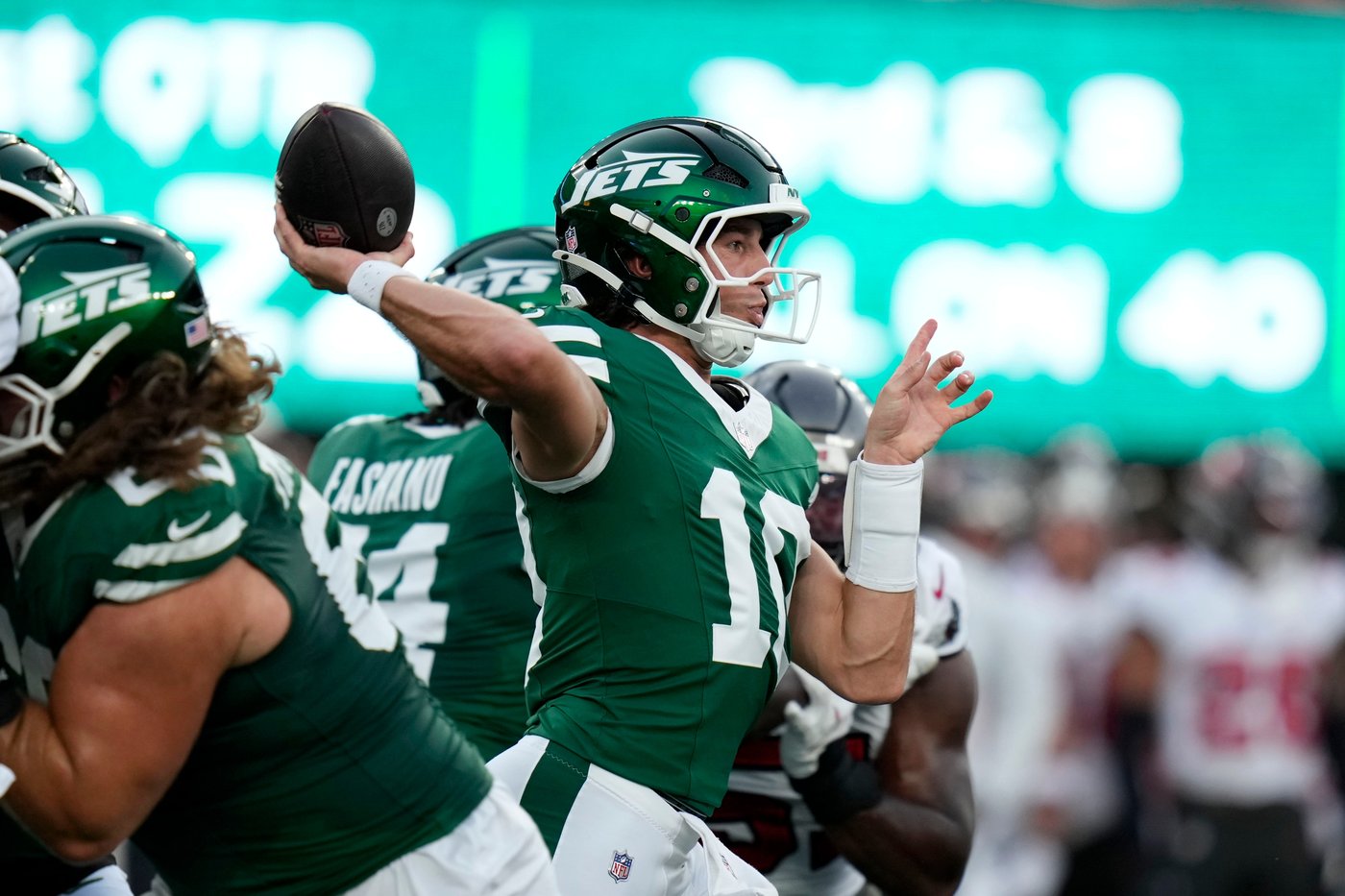 Rookie Cade Klubnik leads 2 scoring drives after Geno Smith is scratched in Jets' 24-16 loss to Bucs | iNFOnews.ca