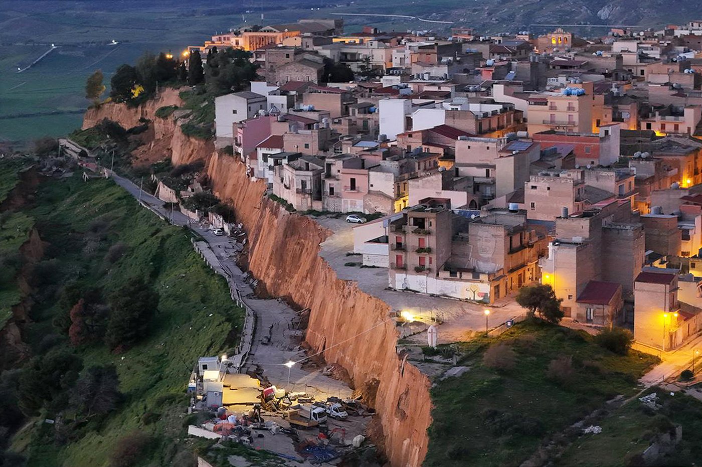 Huge landslide leaves Sicilian homes teetering on cliff edge as 1,500 people are evacuated | iNFOnews.ca