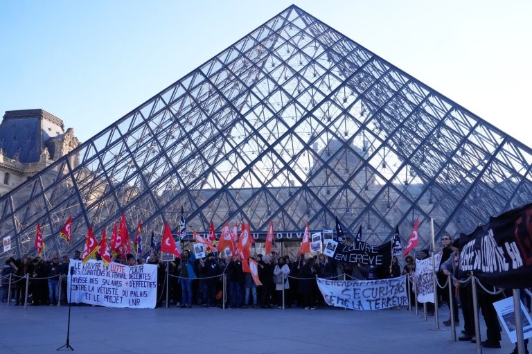 Louvre workers to vote on extending strike as security scrutiny intensifies | iNFOnews.ca