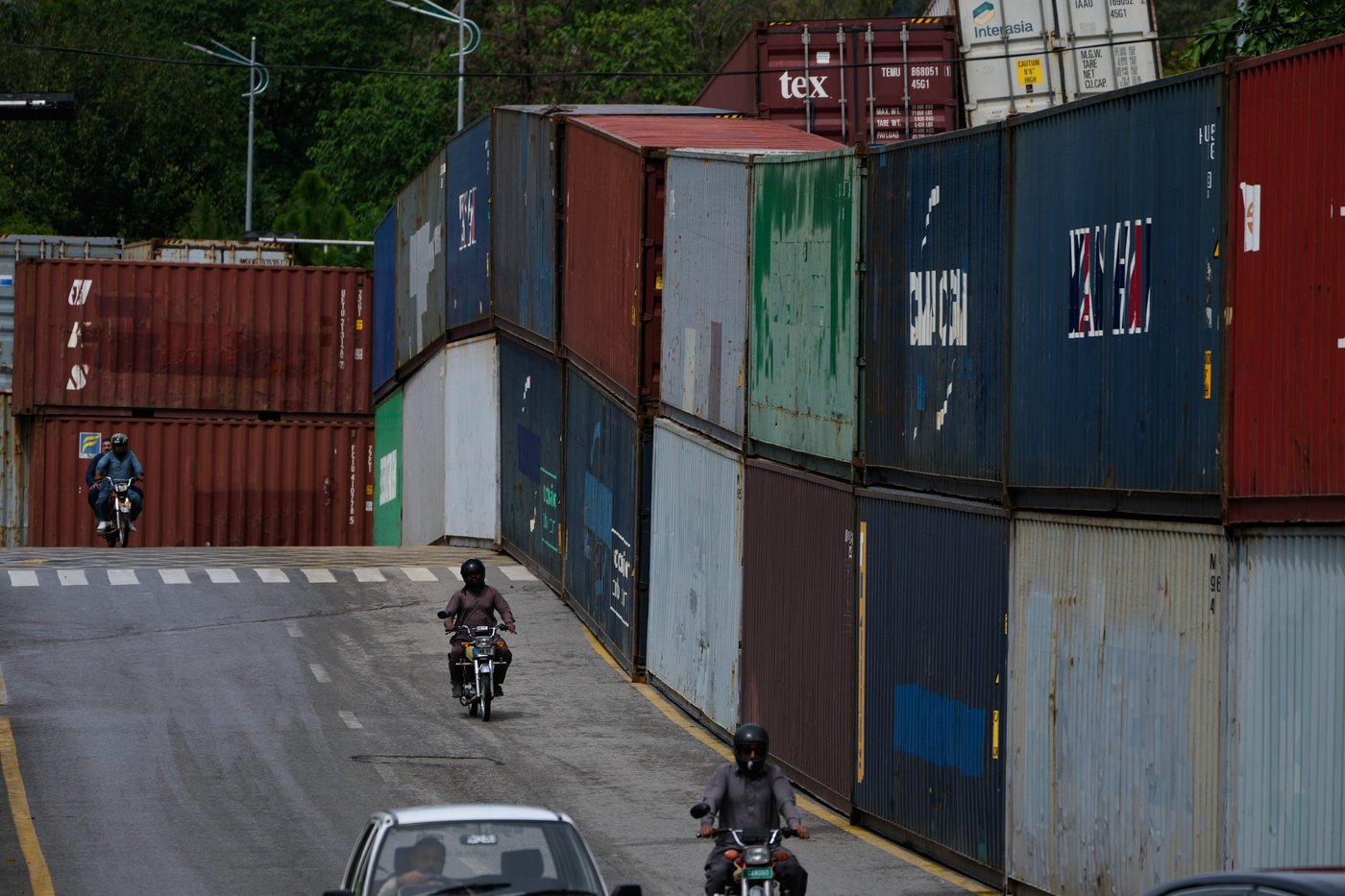 In Islamabad, shipping containers on the streets signal a protest is imminent | iNFOnews.ca In Islamabad, shipping containers on the streets signal a protest is imminent | iNFOnews.ca