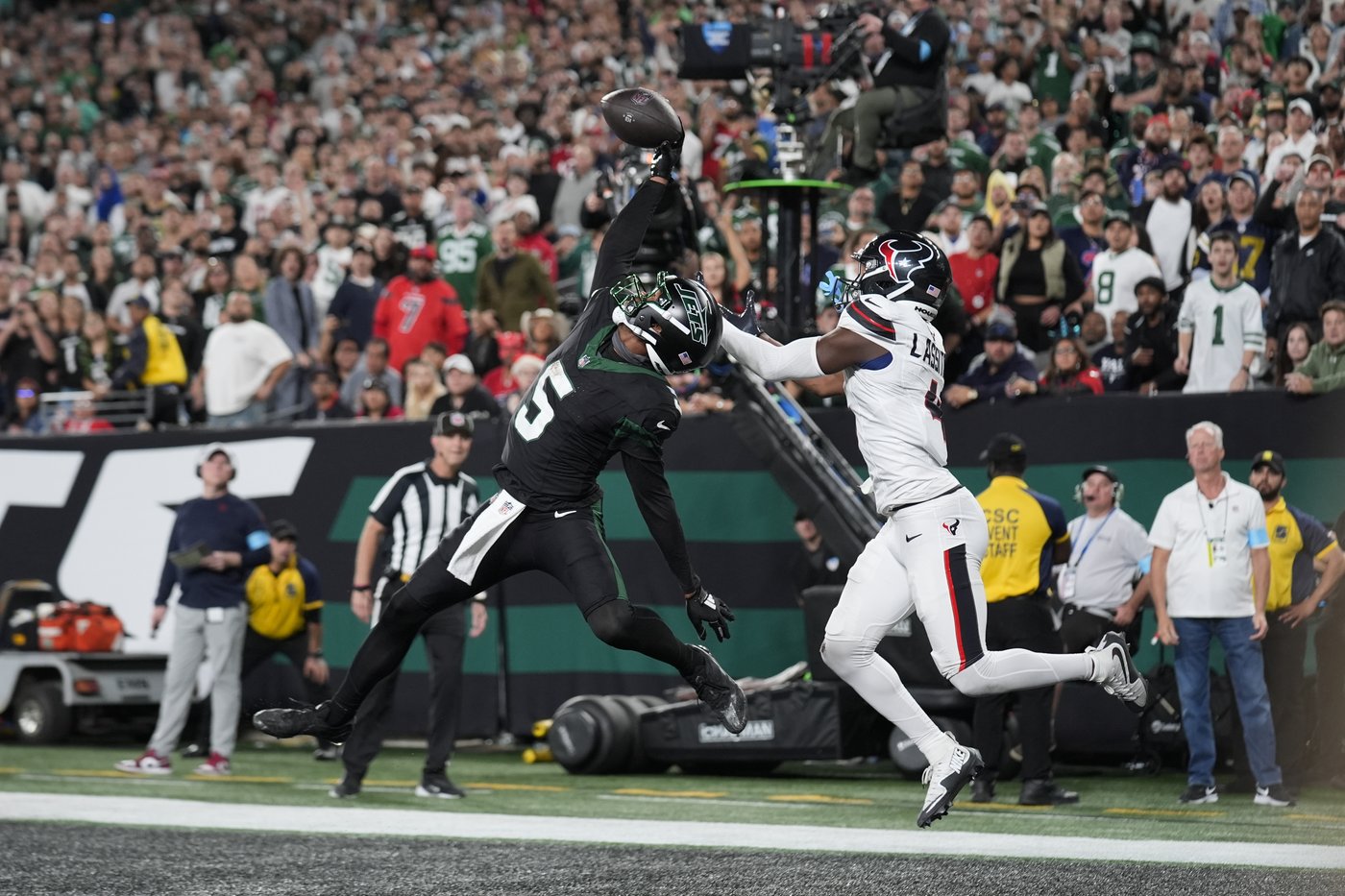 Jets' Garrett Wilson makes a jaw-dropping, 1-handed TD catch vs. Texans | iNFOnews.ca Jets' Garrett Wilson makes a jaw-dropping, 1-handed TD catch vs. Texans | iNFOnews.ca