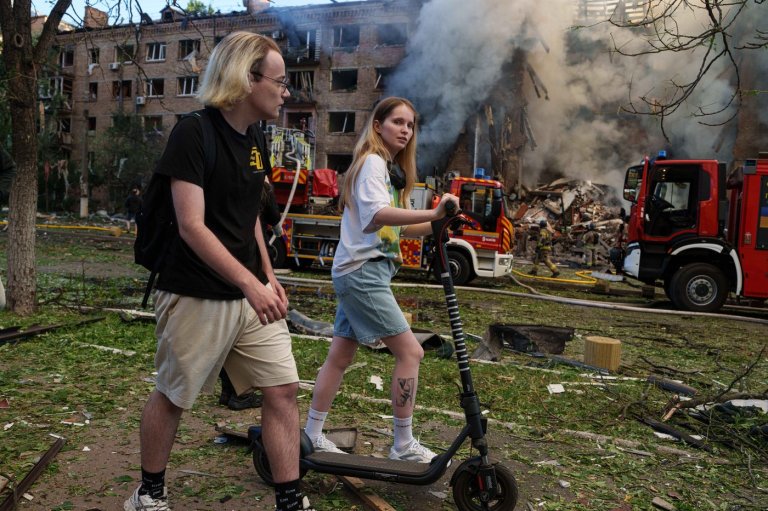 In one of Kyiv's most frequently bombed neighborhoods, residents choose to stay | iNFOnews.ca