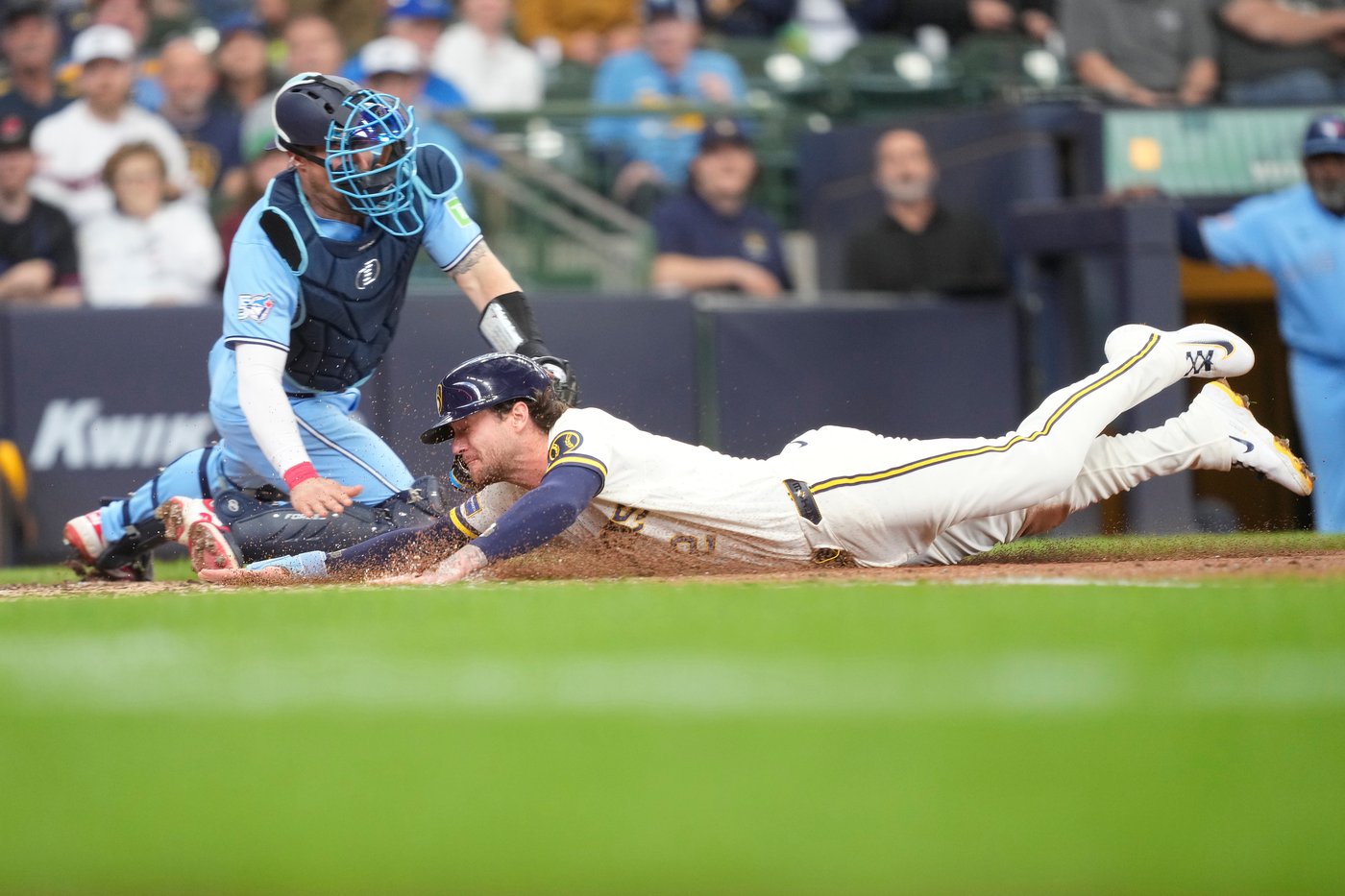 Brewers capitalize on three straight bunts to score go-ahead run in 2-1 win over Blue Jays | iNFOnews.ca