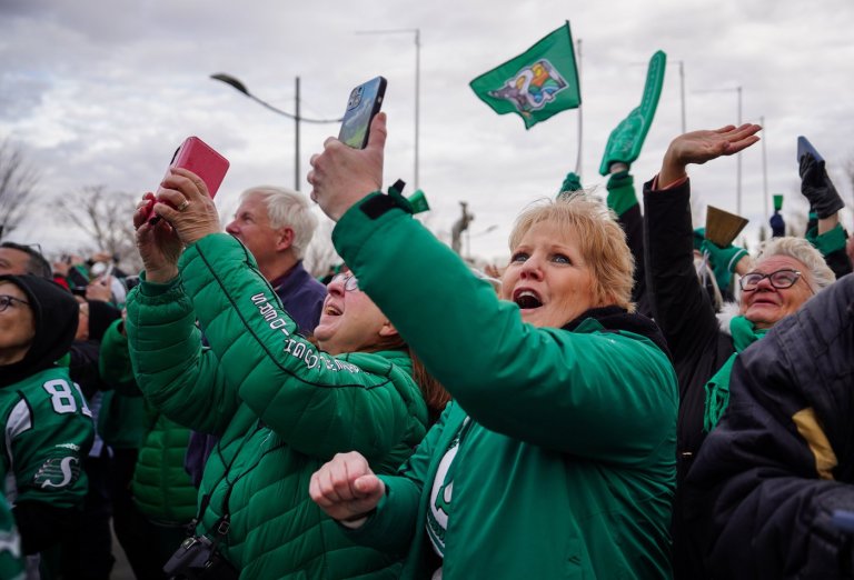 Saskatchewan Roughriders return home, celebrate Grey Cup with cheering fans in Regina | iNFOnews.ca