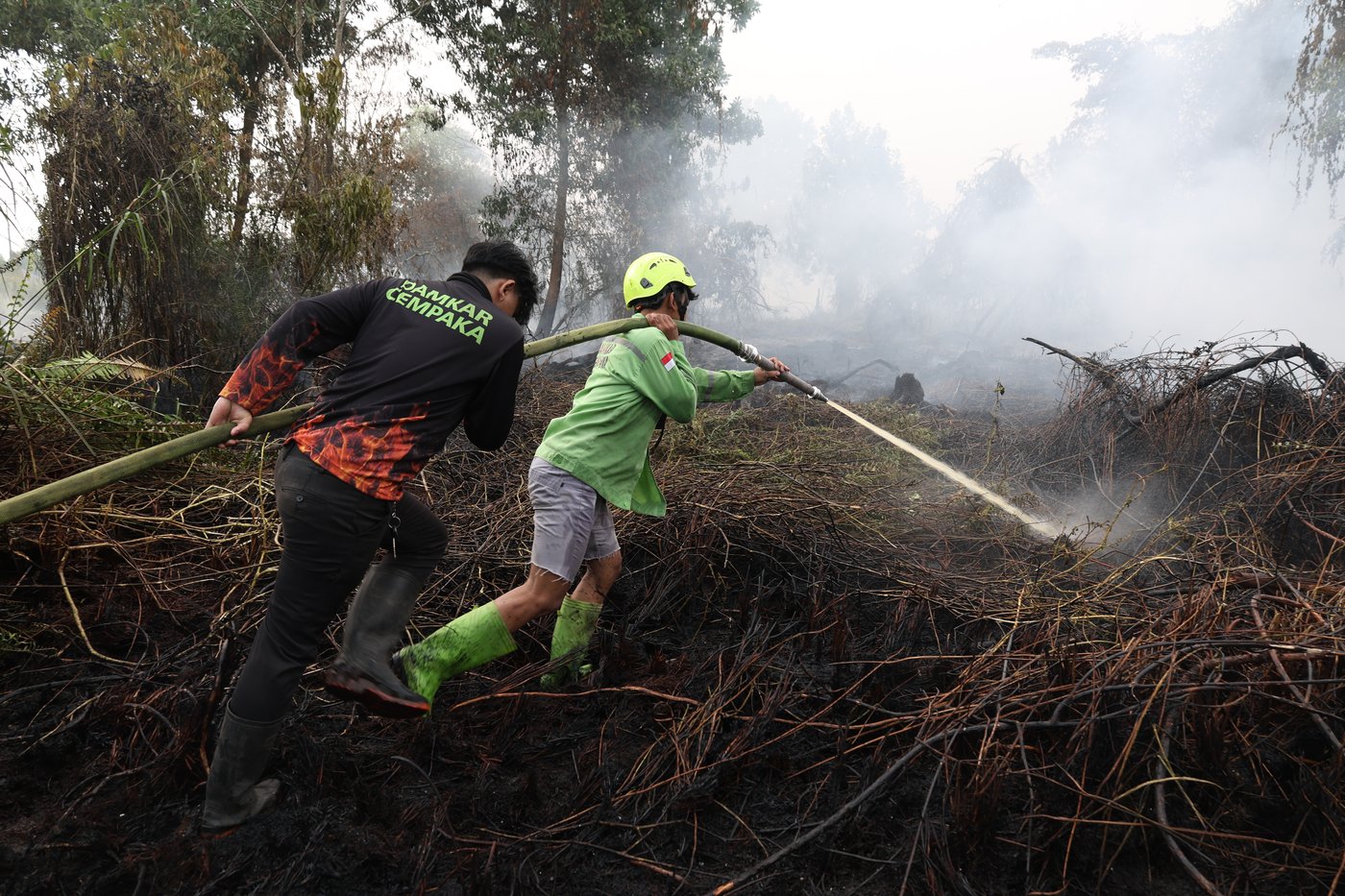 Wildfire at Indonesia's Mount Bromo mostly contained as smoke forces school closures | iNFOnews.ca