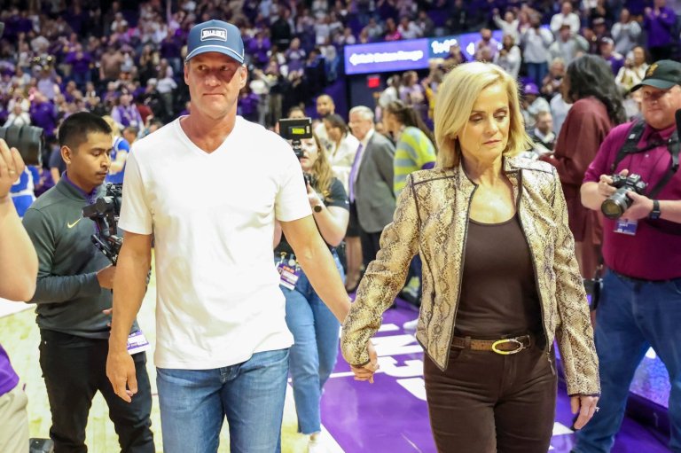 LSU football coach Kiffin attends Tigers' women's hoop game as Ole Miss faces Georgia at Sugar Bowl | iNFOnews.ca