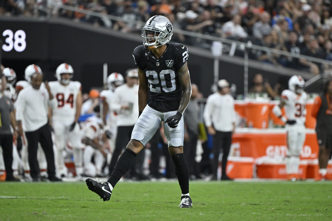 Raiders hold off Browns to win 20-16 behind defense and newfound running game | iNFOnews.ca