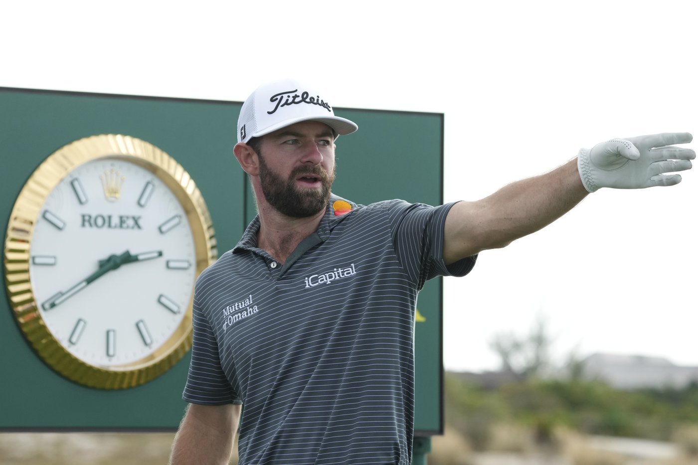 Scottie Scheffler has new putting grip and trails Cameron Young by 3 in Bahamas | iNFOnews.ca