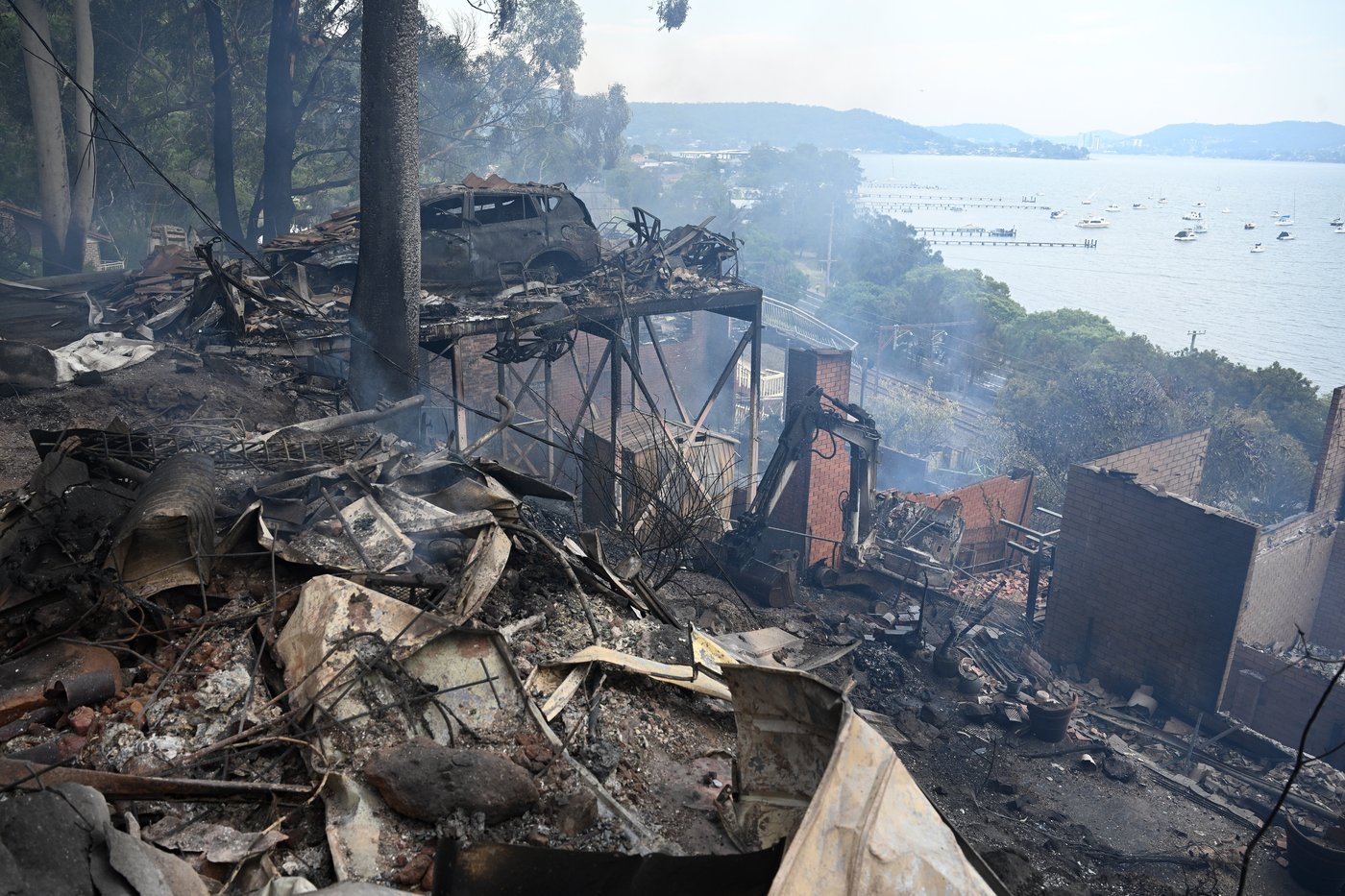 Wildfires destroy 40 homes and kill a firefighter in Australia | iNFOnews.ca Wildfires destroy 40 homes and kill a firefighter in Australia | iNFOnews.ca