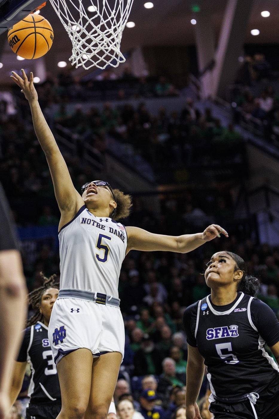 Notre Dame star guard Olivia Miles leaves first-round March Madness game with knee injury | iNFOnews.ca