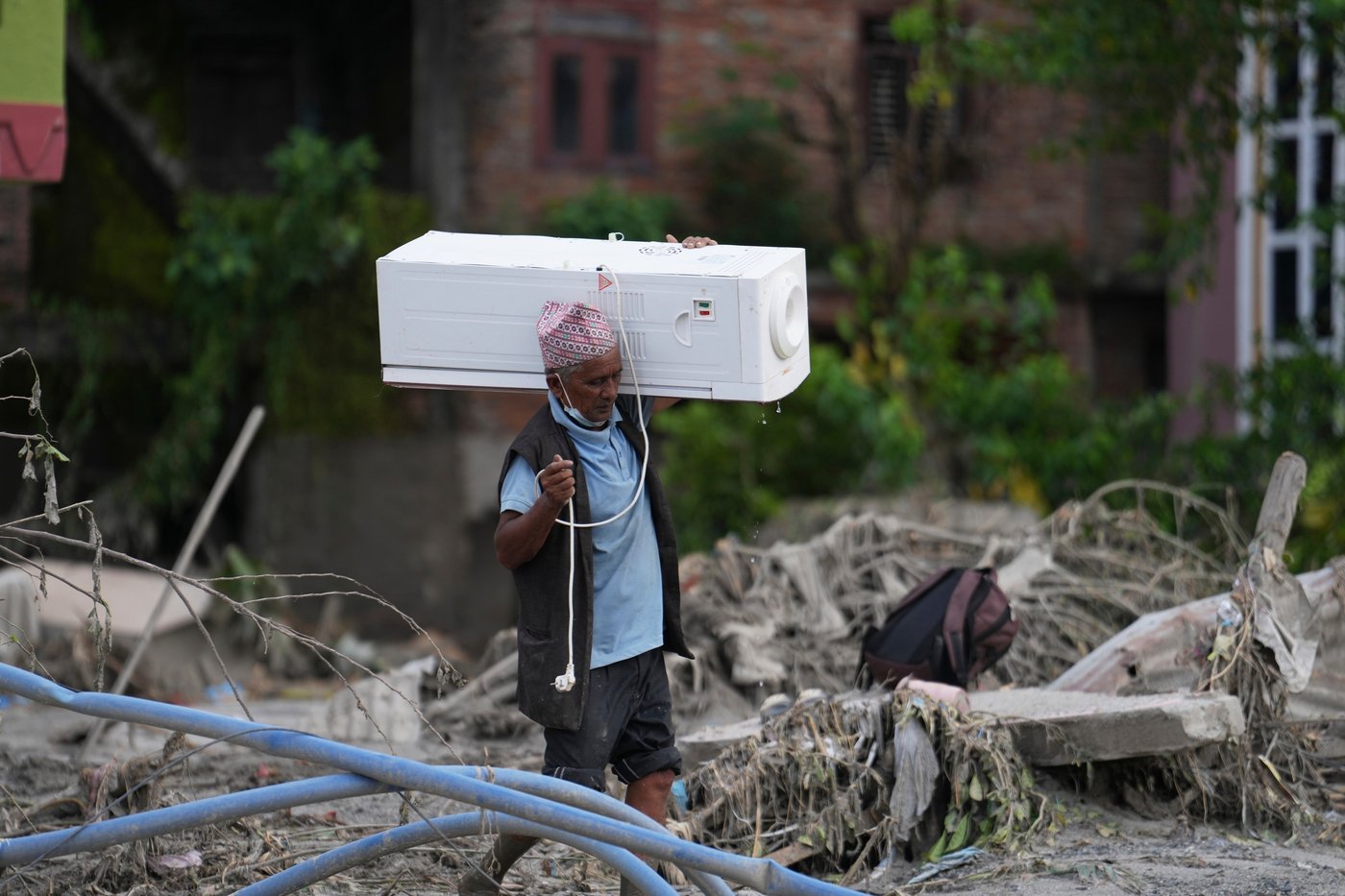 Nepal Floods Salvaging Items Photo Gallery | iNFOnews.ca