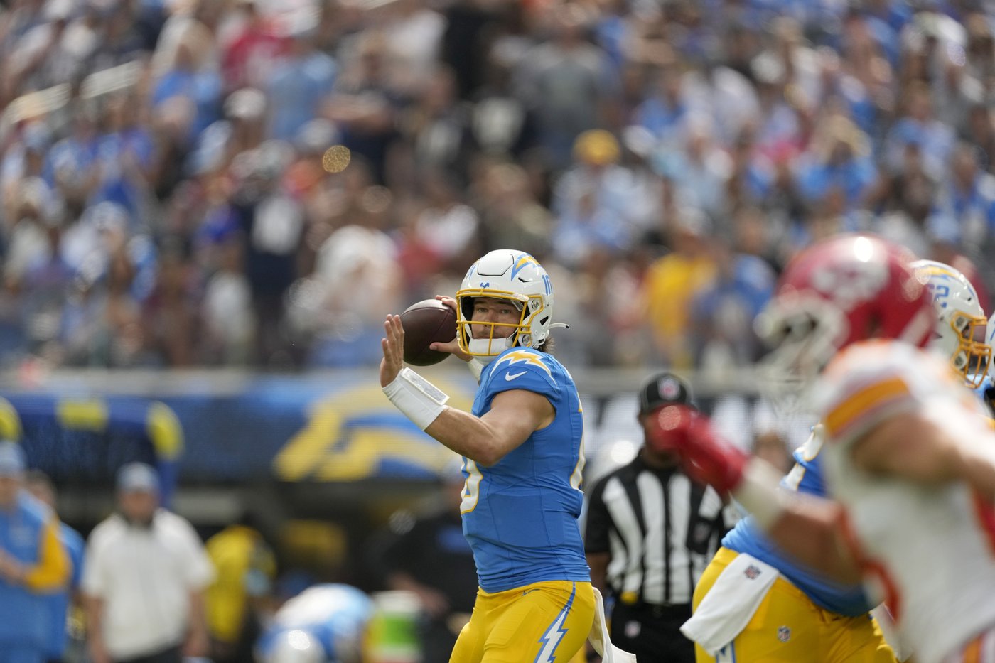 Two of the league's top defenses meet up in Denver as Broncos, Chargers work out issues on offense | iNFOnews.ca